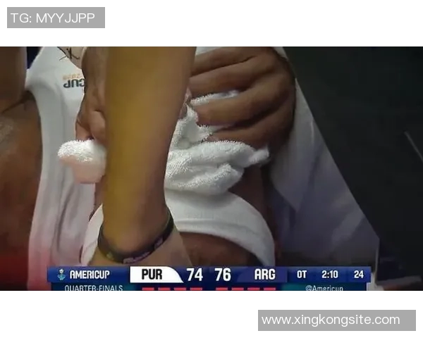 阿尔瓦拉多拼抢受伤迅速回更衣室后再度重返赛场展现顽强精神