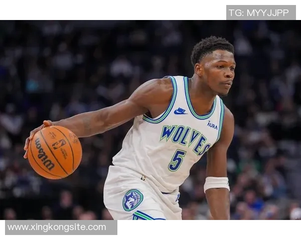 爱德华兹半场表现出色11投6中三分命中率高达40贡献15分3板3助